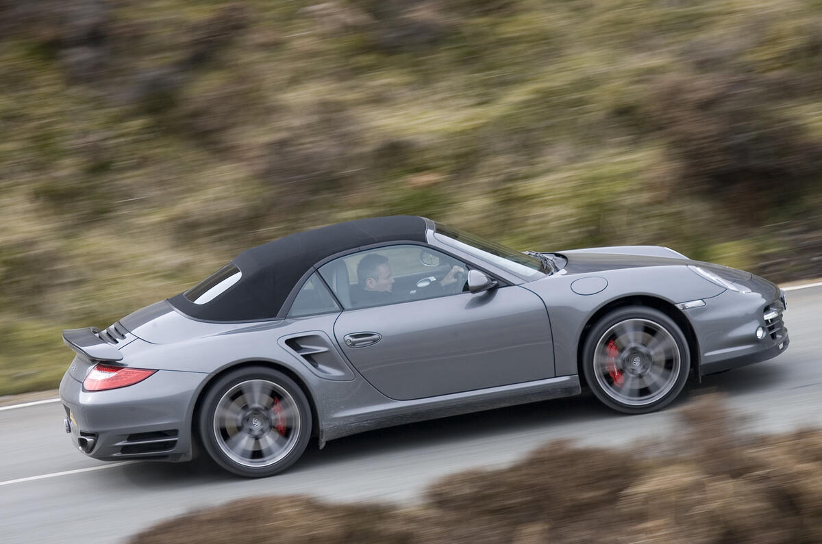 Audi R8 vs Porsche 911 Turbo