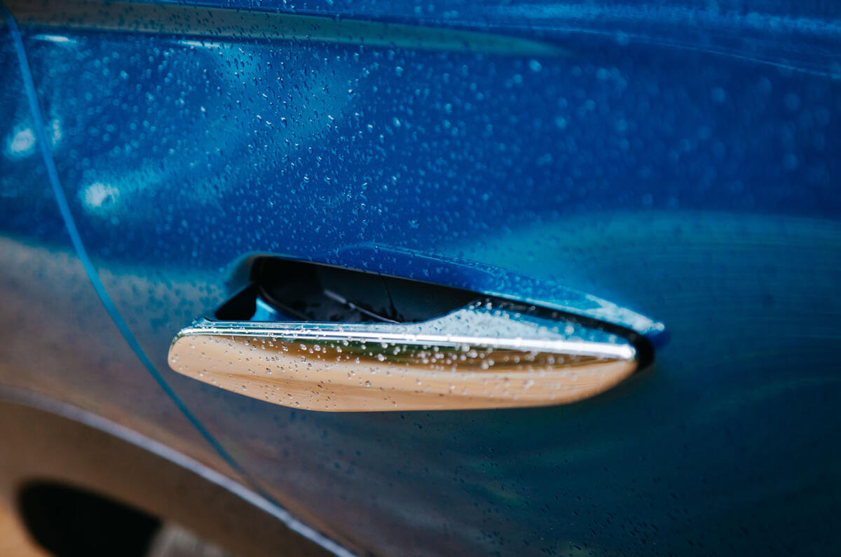 DS 3 Crossback 2019 road test review - door handles
