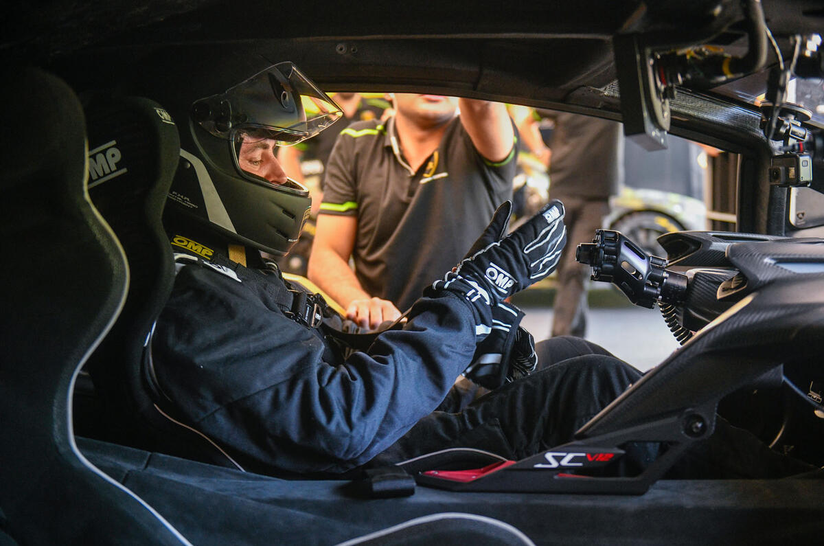 7 Lamborghini Essenza SCV12 2021 RT cabin