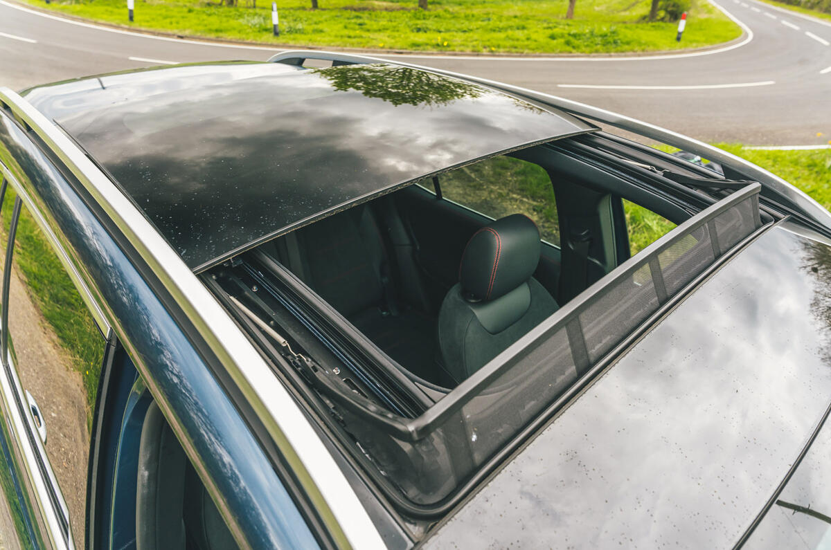 7 Mercedes Benz EQB RT 2022 sunroof