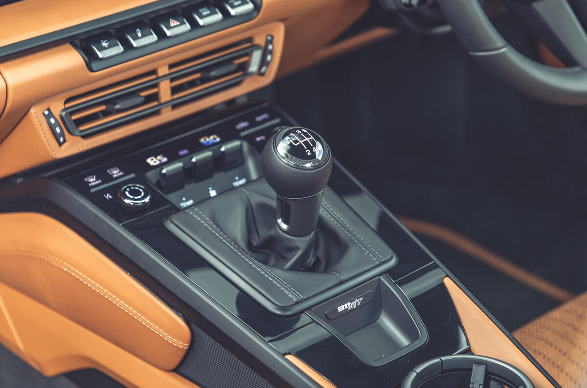 7 Porsche 911 S:T 2024 gearbox 7 Porsche 911 S:T 2024 gearbox