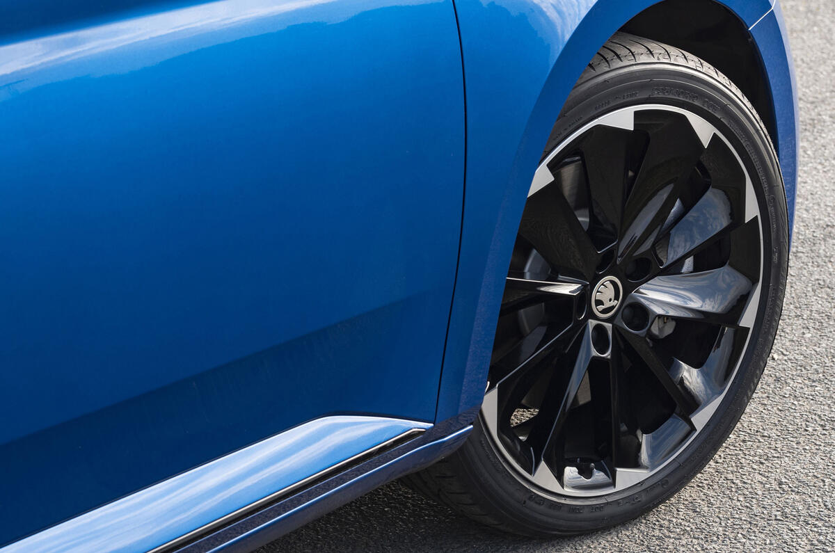 7 Skoda Superb Estate 2021 RT update alloy wheels