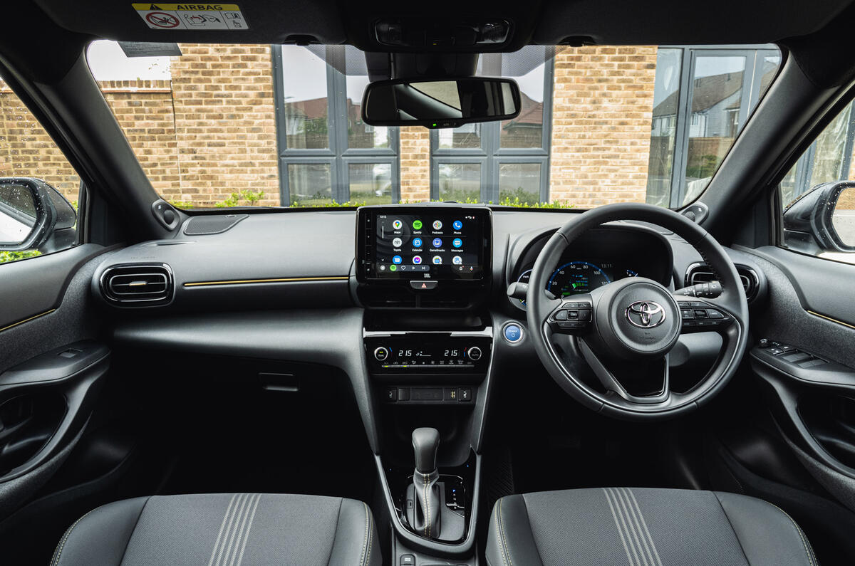 7 Toyota Yaris Cross 2021 UK FD cabin
