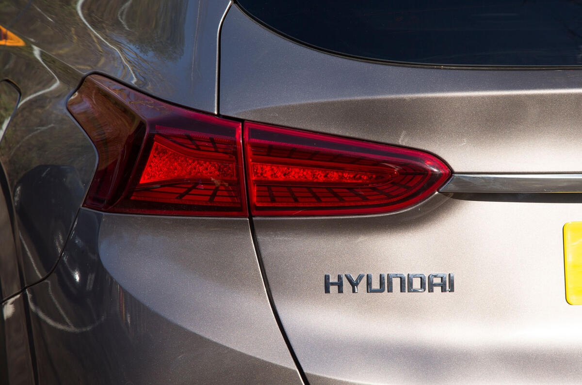 Hyundai Santa Fe 2019 road test review - rear lights