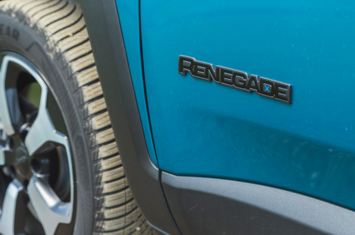 8 Jeep Renegade 4xe 2021 RT hybrid badge