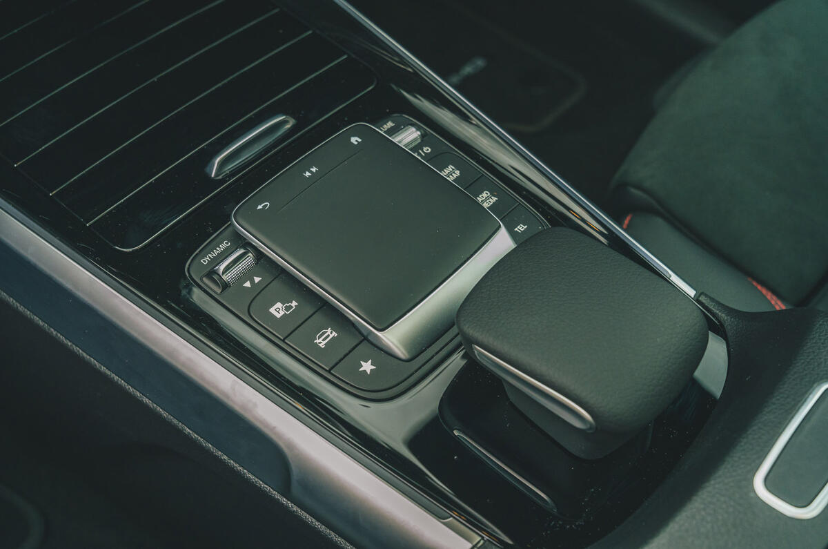 8 Mercedes Benz EQB RT 2022 centre console