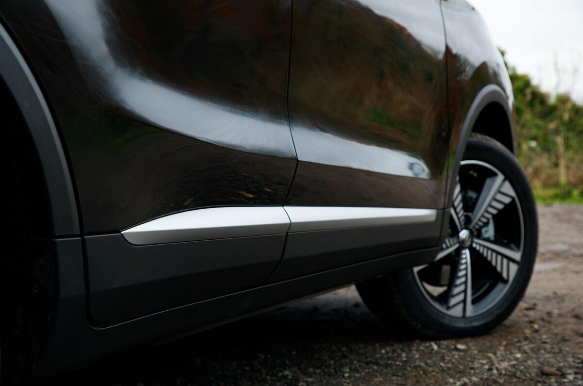 MG ZS EV 2019 road test review - side skirts