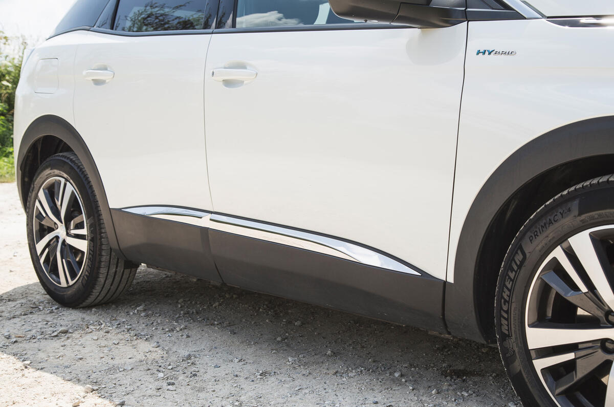 8 Peugeot 3008 2021 RT side skirts 8 Peugeot 3008 2021 RT side skirts
