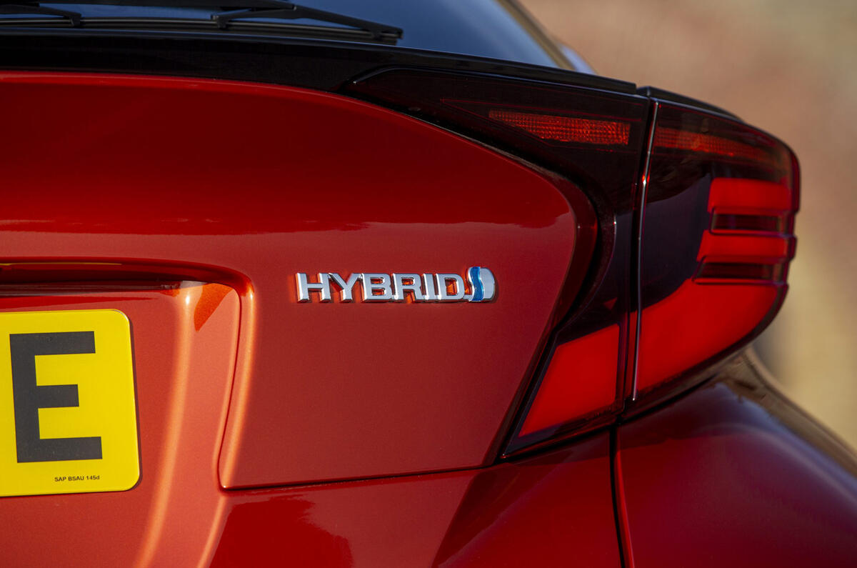 8 Toyota C HR 2021 RT hybrid badge