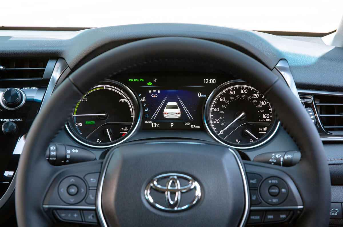 Toyota Camry 2019 review - instruments
