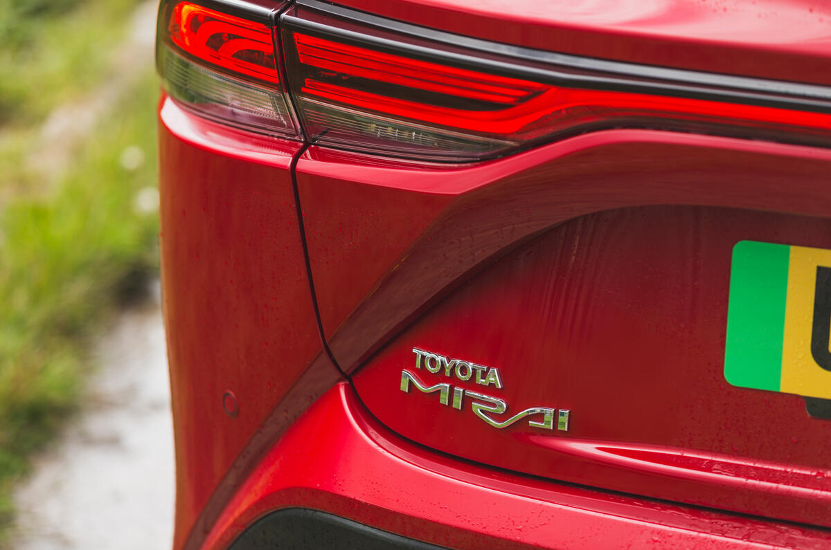 8 Toyota Mirai 2021 RT rear lights