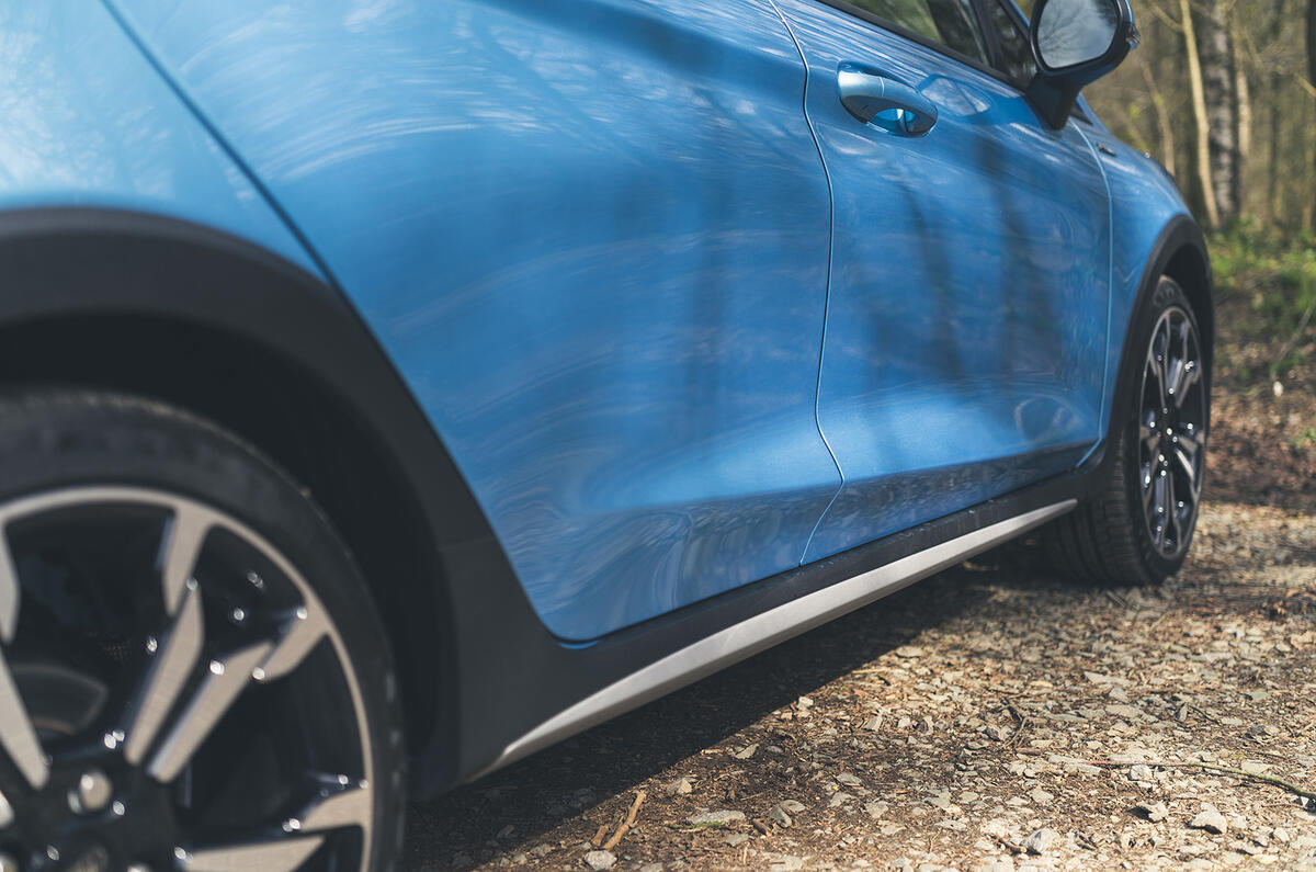 8 Ford Fiesta Active sill 8 Ford Fiesta Active sill