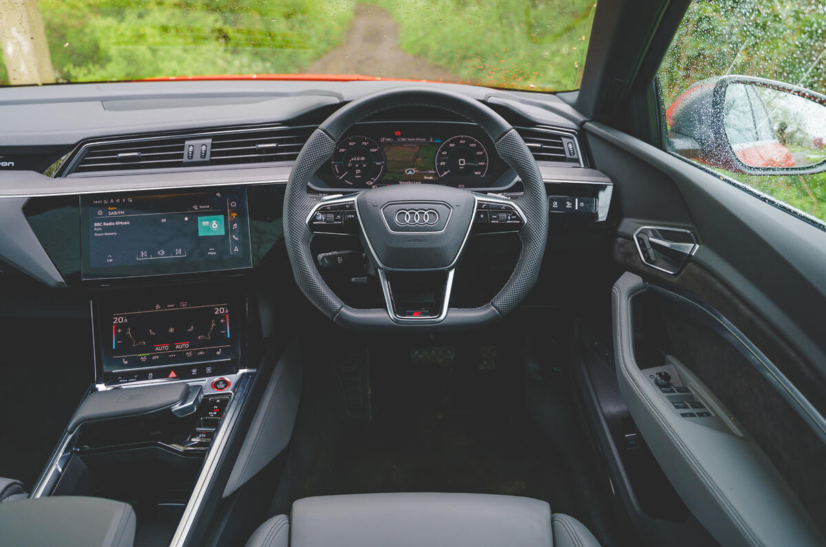 9 Audi E Tron S 2021 RT dashboard
