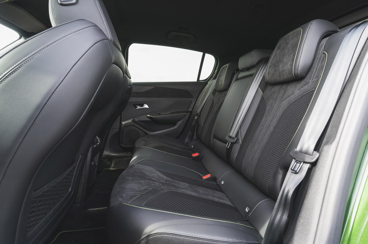 9 Peugeot 308 RT 2022 rear seats