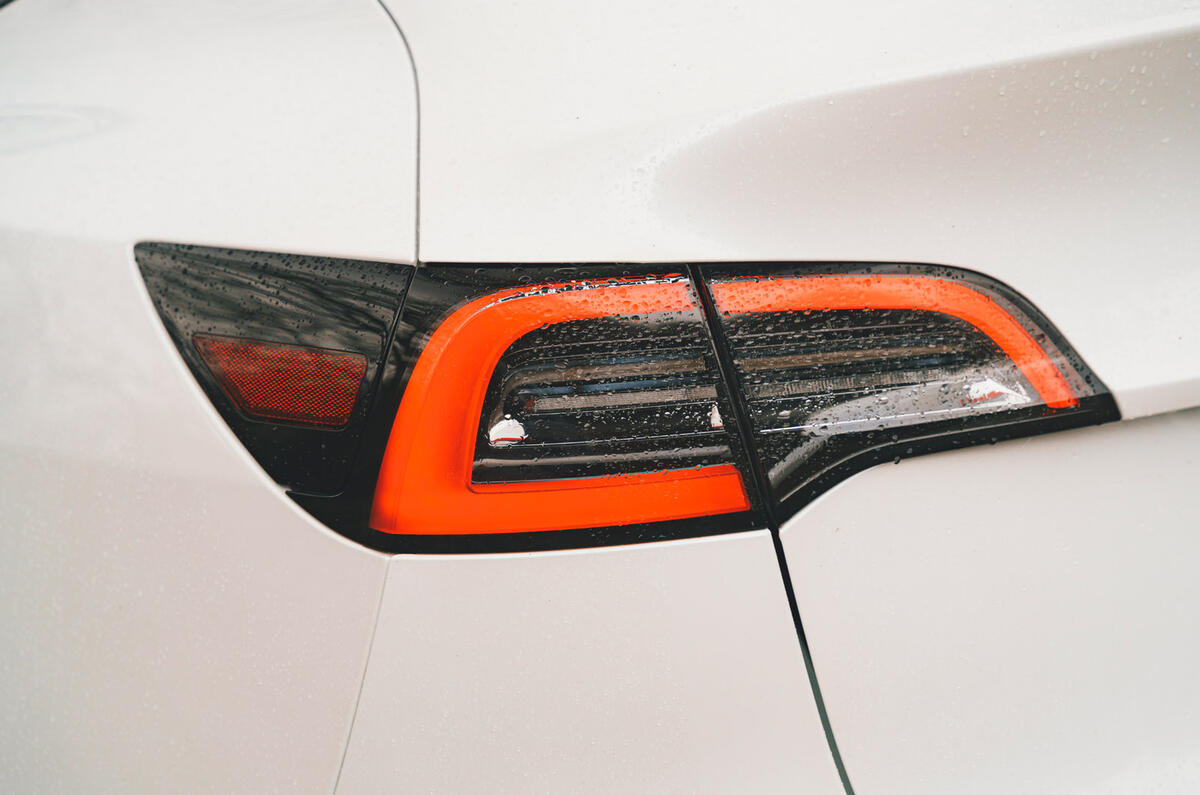 9 Tesla Model Y 2022 : essai routier des feux arrière