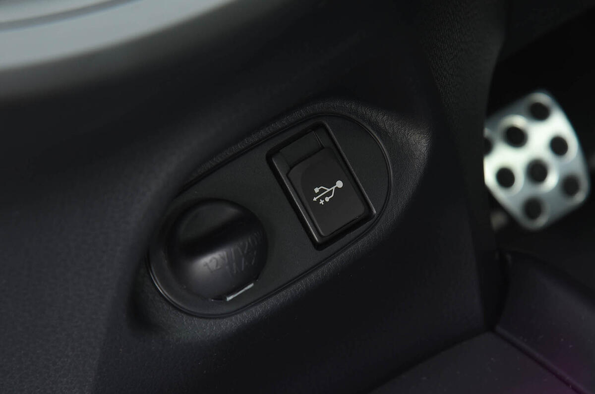Toyota Yaris GRMN USB port
