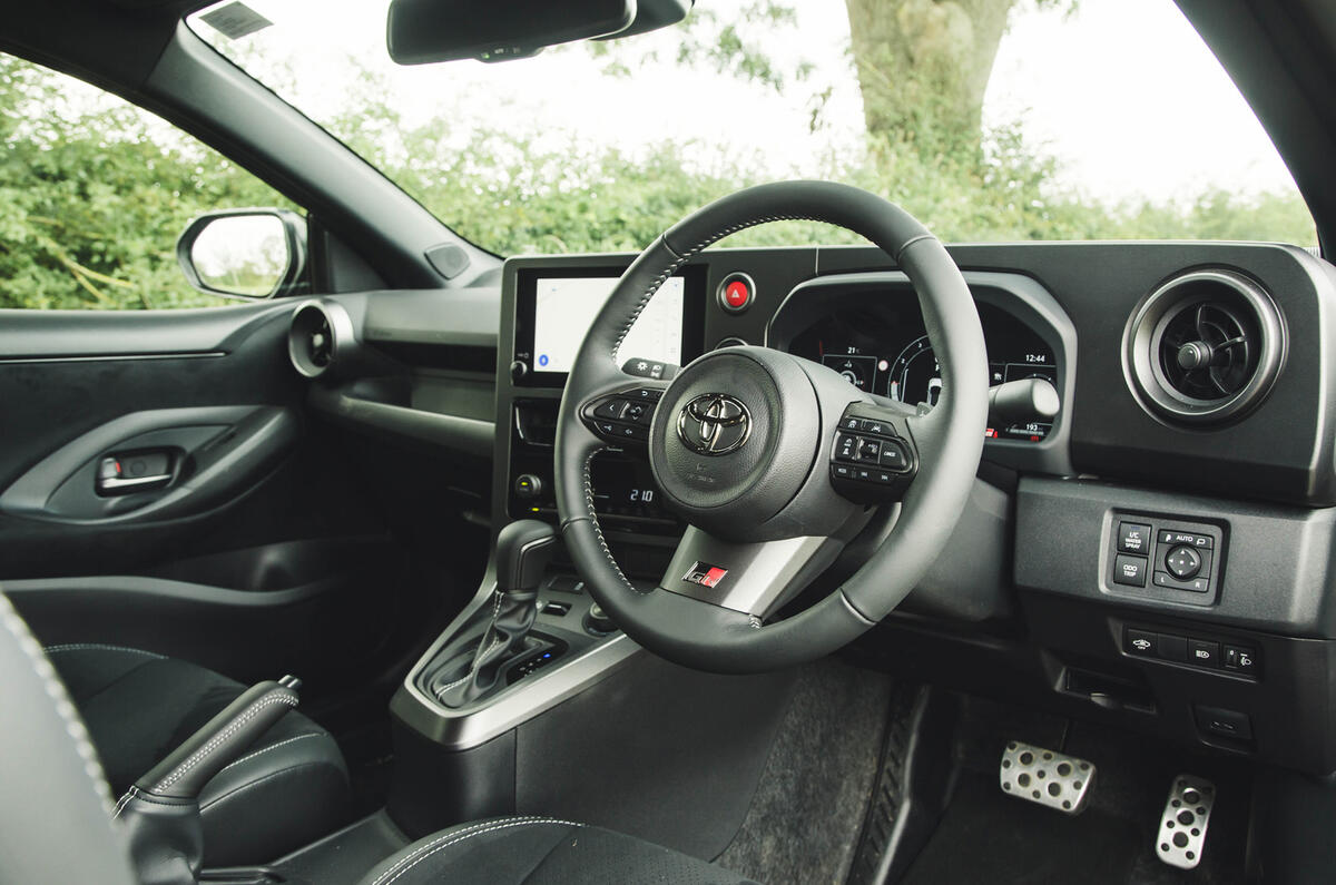 9toyota gryaris 2024 interior overview 9toyota gryaris 2024 interior overview