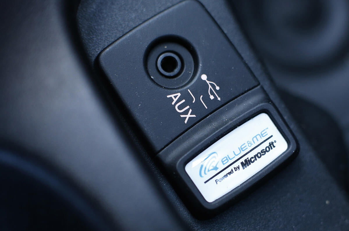 Abarth 595 multimedia port