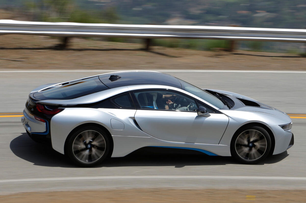 Comparison: new BMW i8 vs Porsche 911