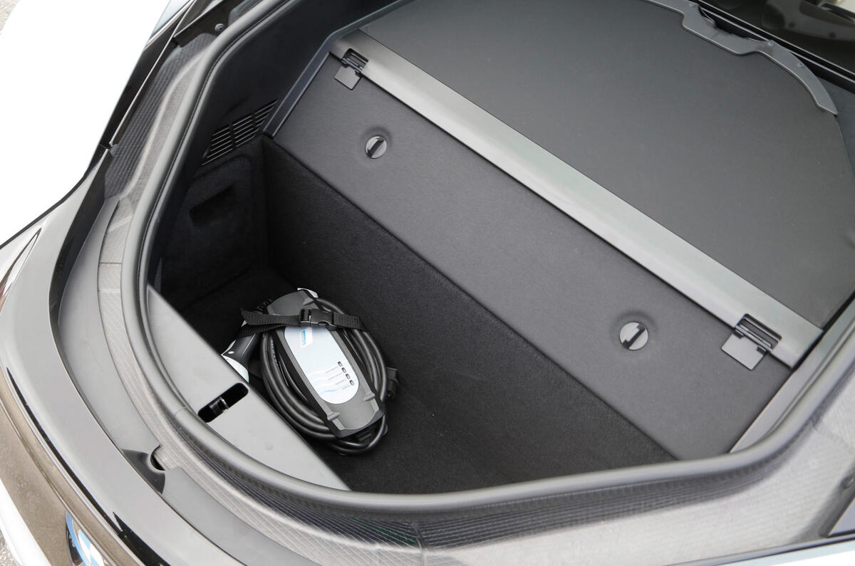 Comparison: new BMW i8 vs Porsche 911