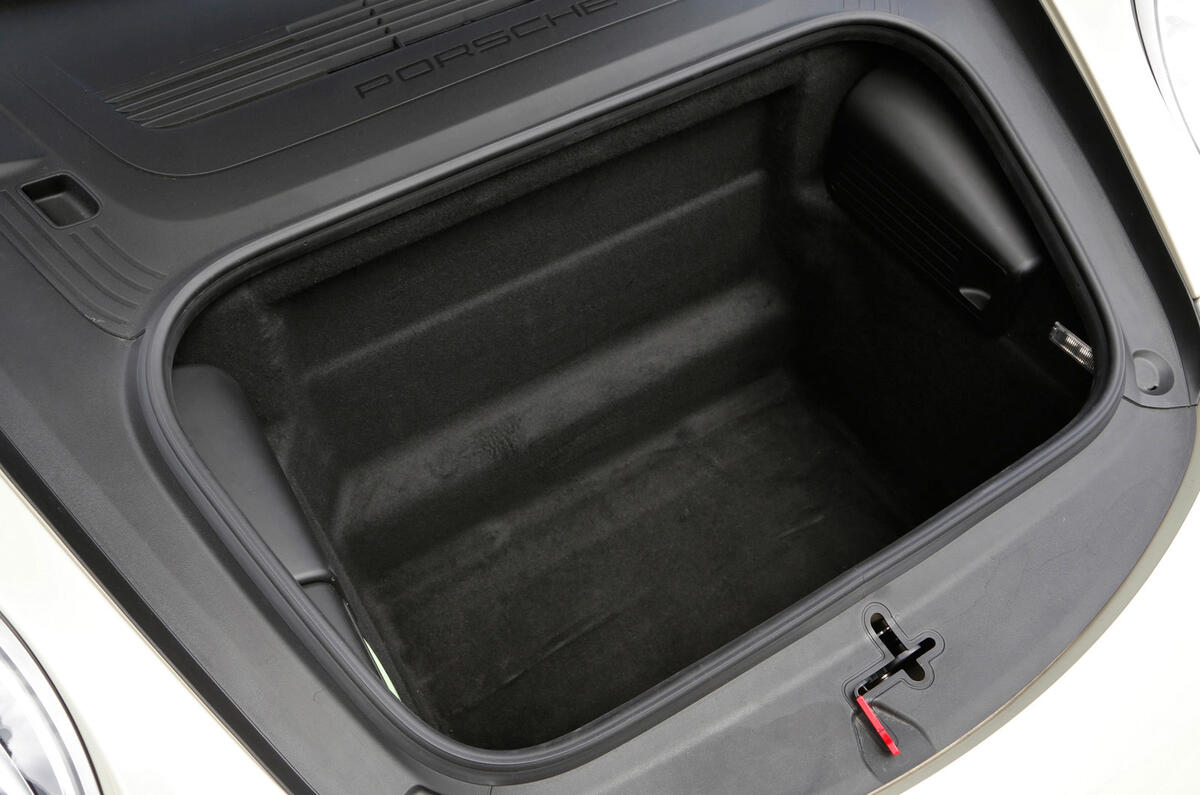 Comparison: new BMW i8 vs Porsche 911