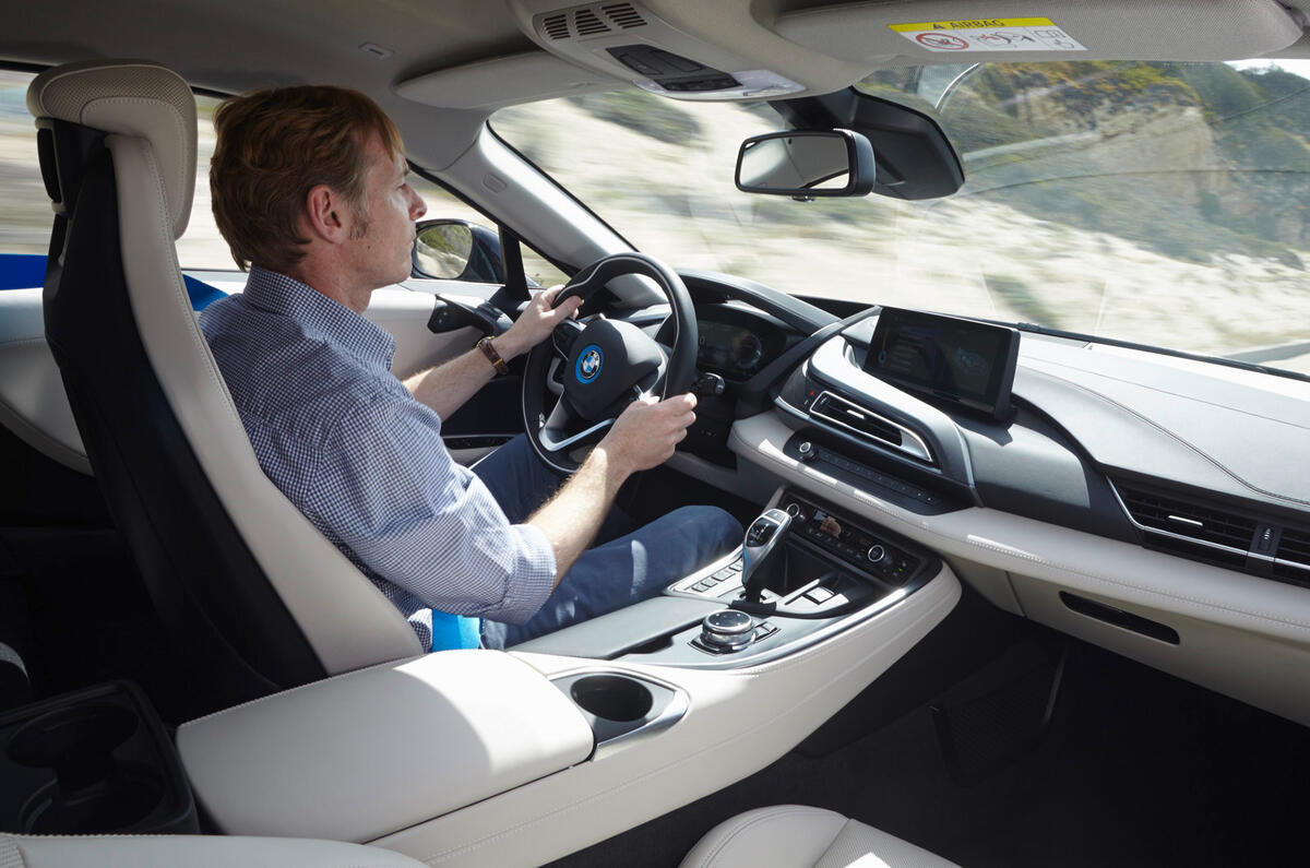 Comparison: new BMW i8 vs Porsche 911