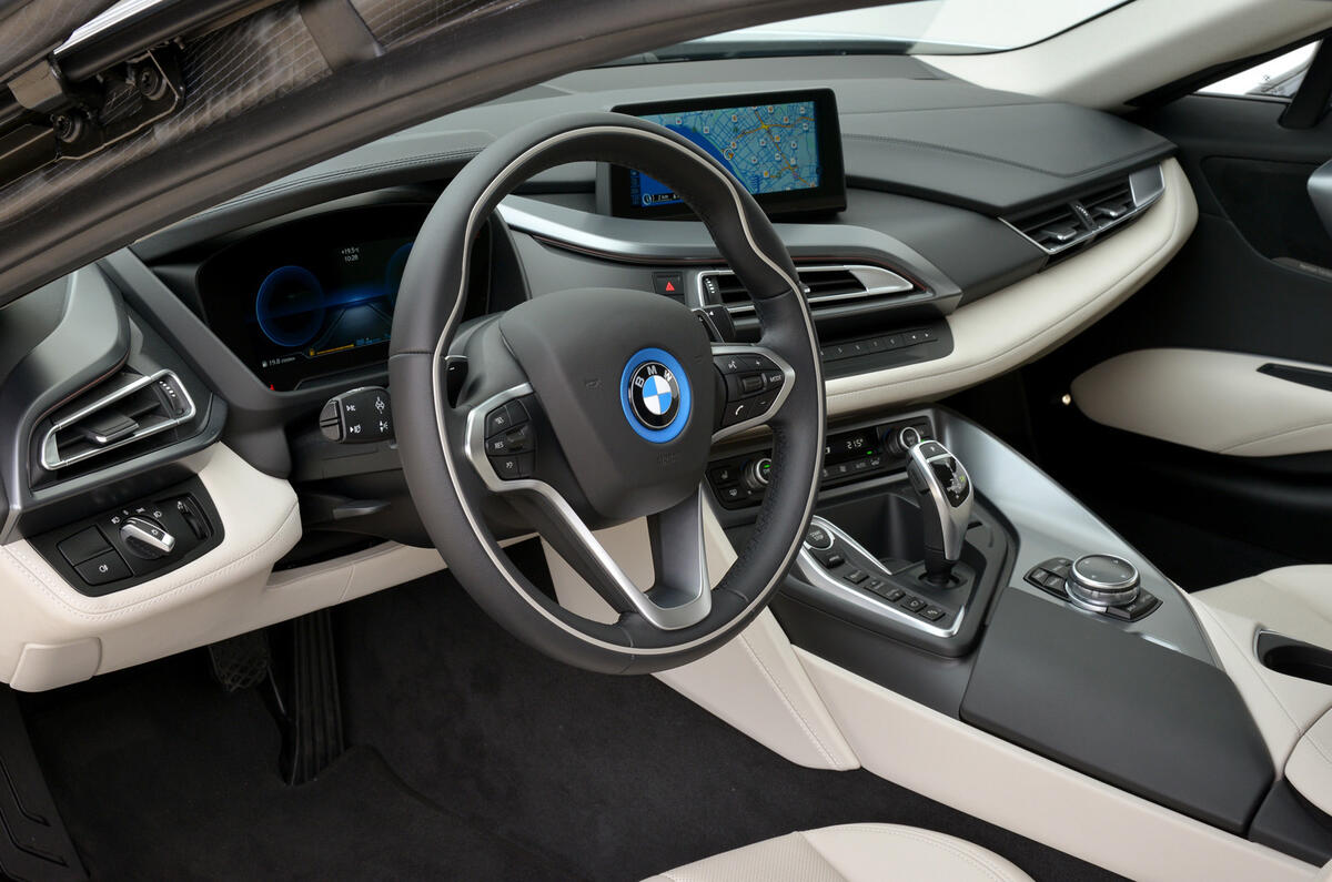 Comparison: new BMW i8 vs Porsche 911