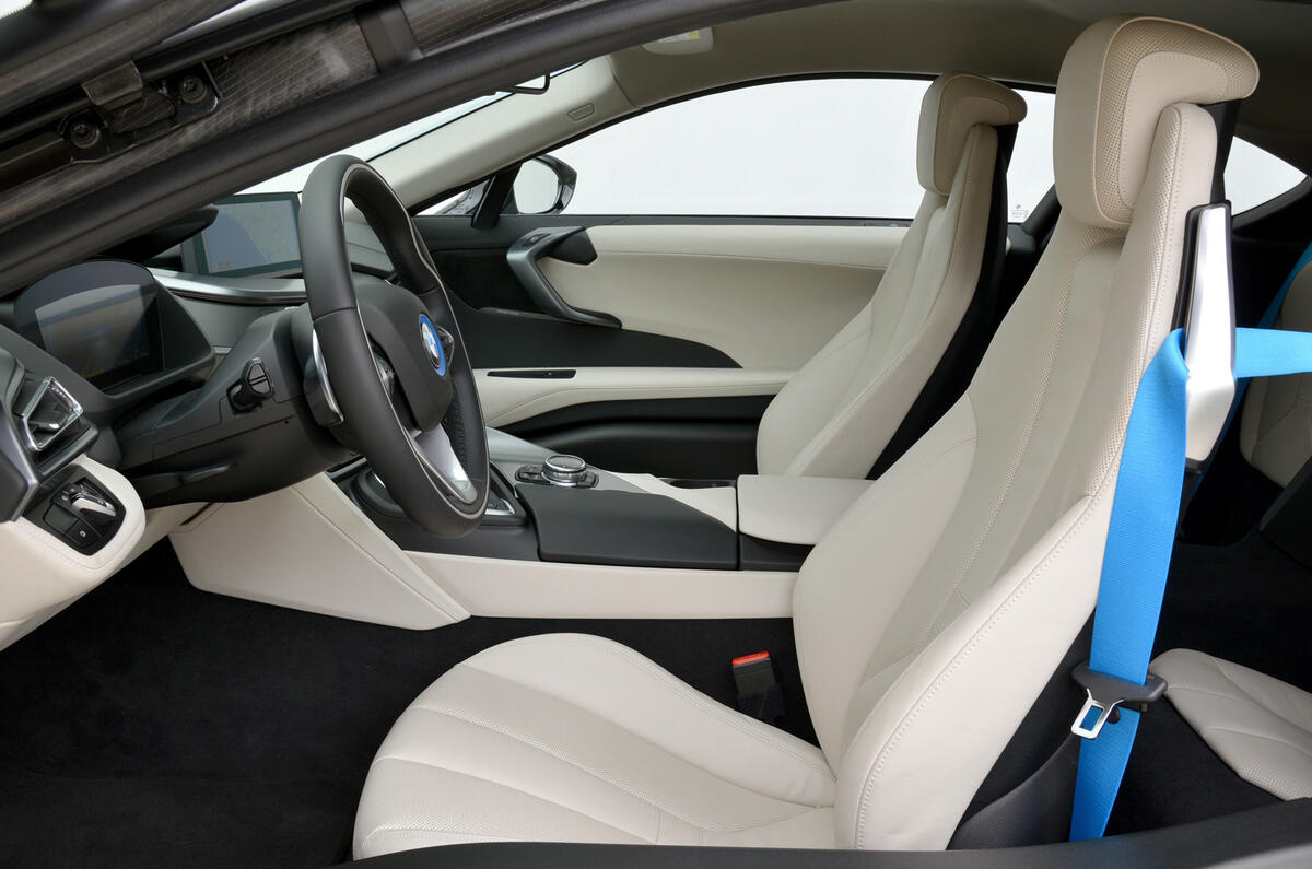 Comparison: new BMW i8 vs Porsche 911