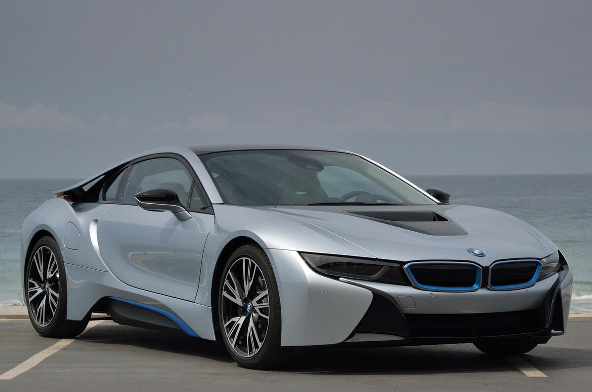 Comparison: new BMW i8 vs Porsche 911