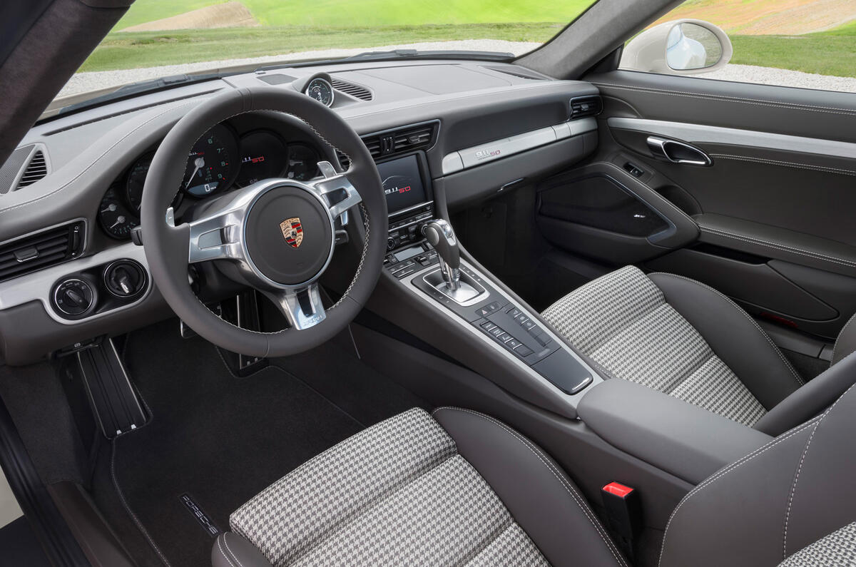 Comparison: new BMW i8 vs Porsche 911