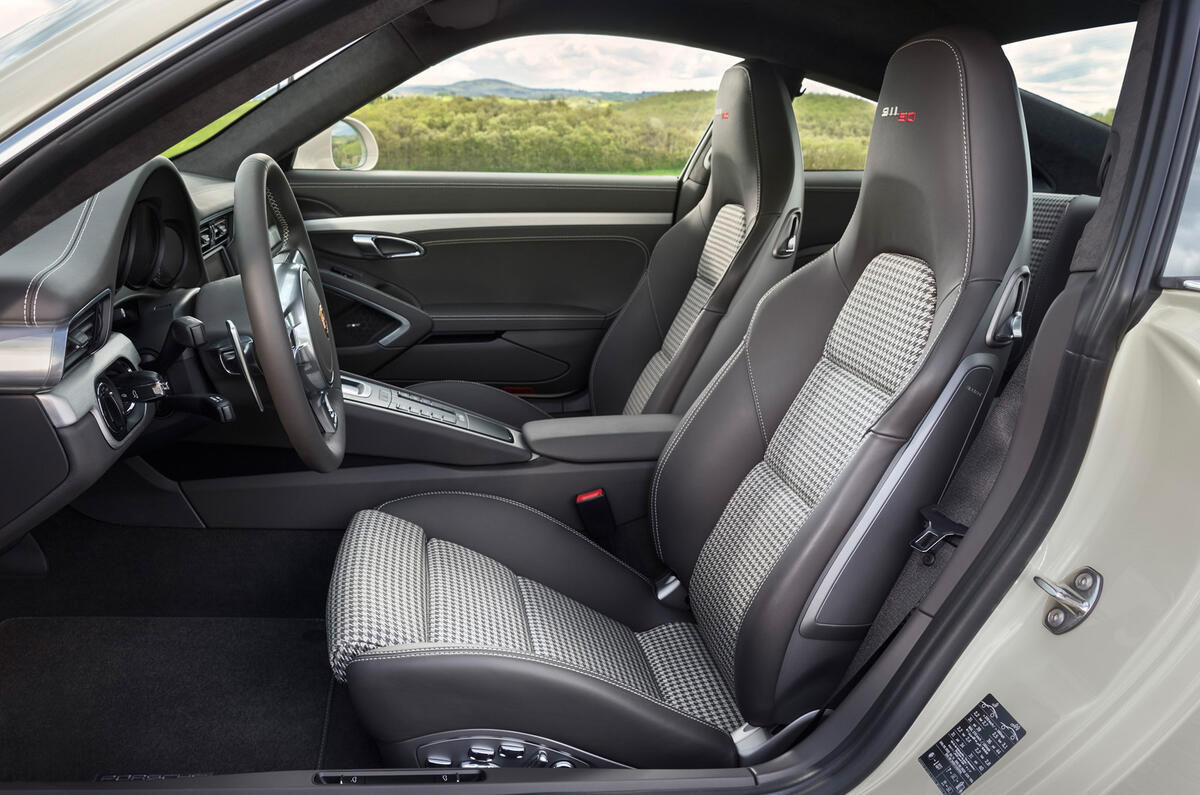 Comparison: new BMW i8 vs Porsche 911