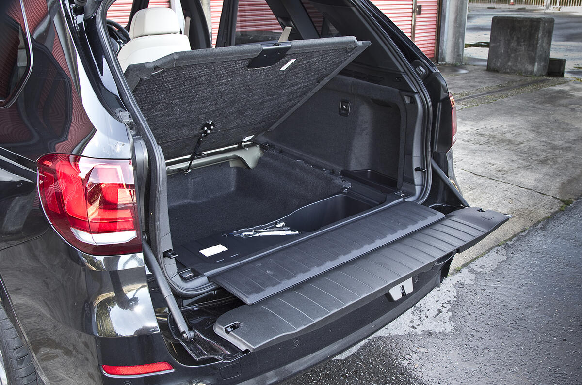 BMW X5's split tailgate