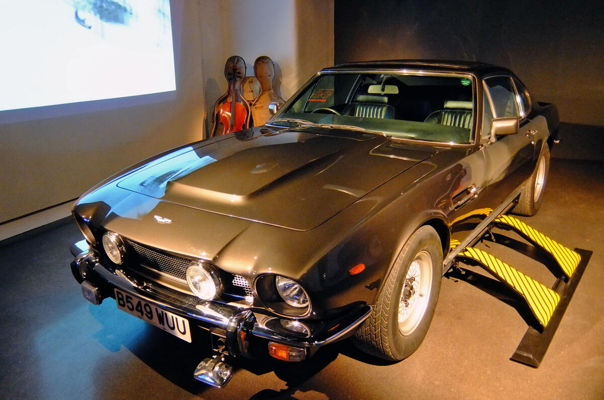 Bond in Motion - picture special