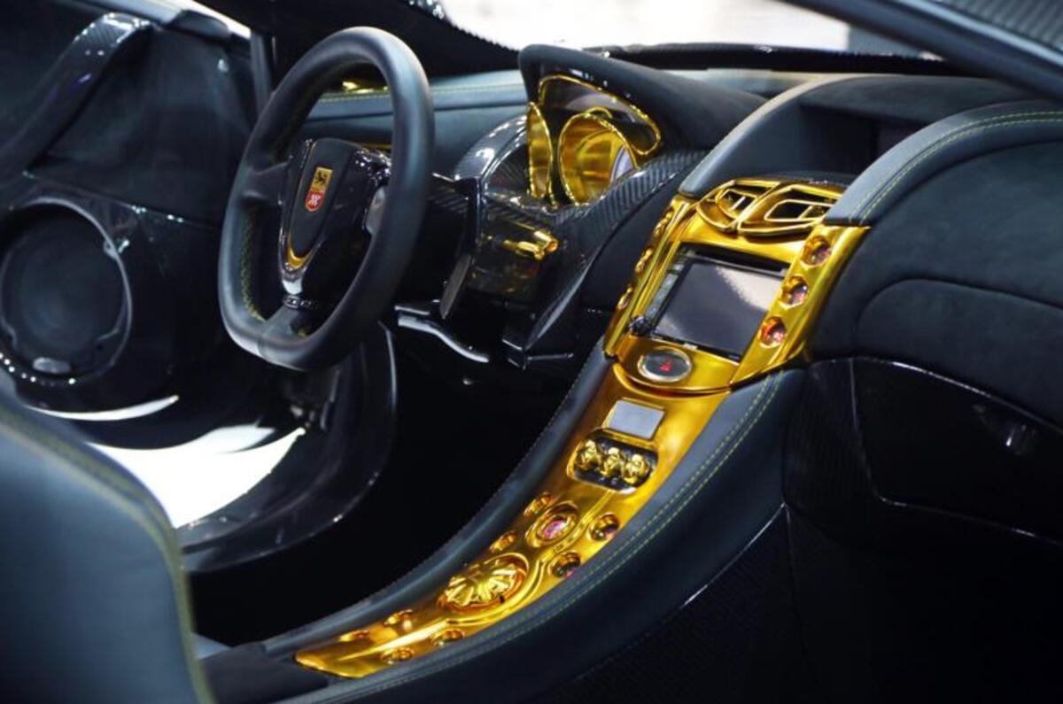 dubai car in nissan model that says show.