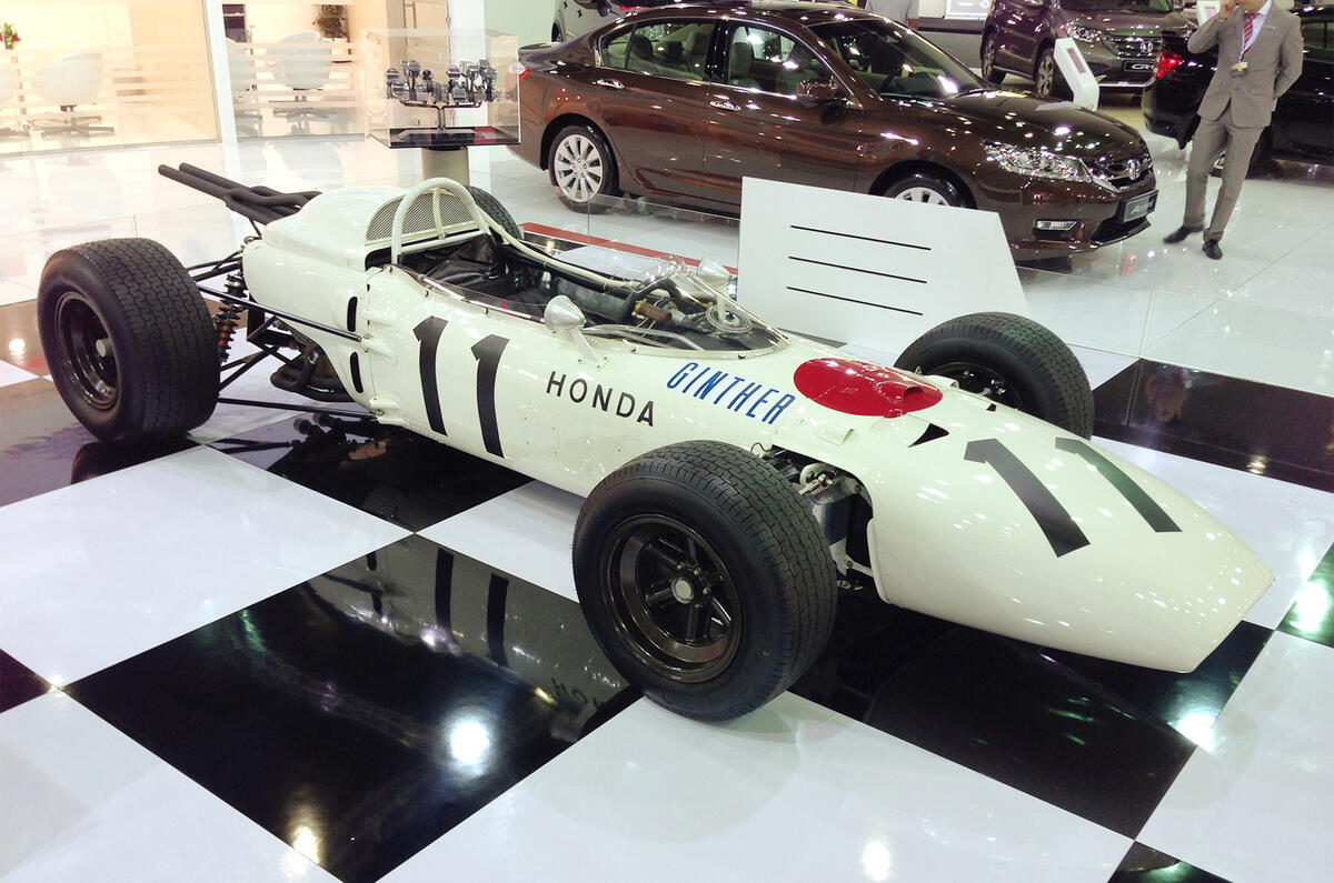 Dubai motor show 2013 show report and gallery