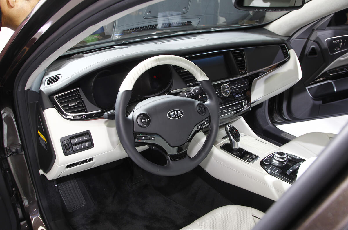 La Motor Show 2013 Kia K900 Autocar