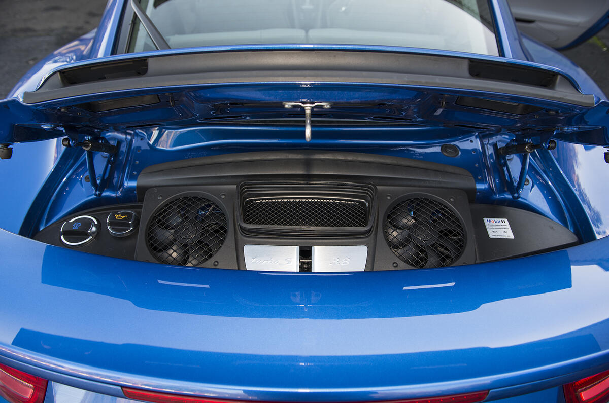 Twin-turbo Porsche 911 Turbo engine