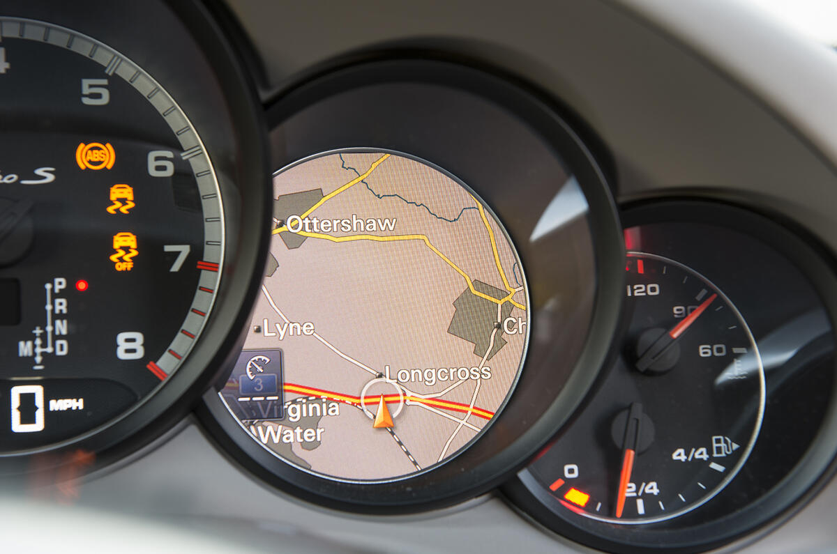 Porsche 911 Turbo sat nav cluster