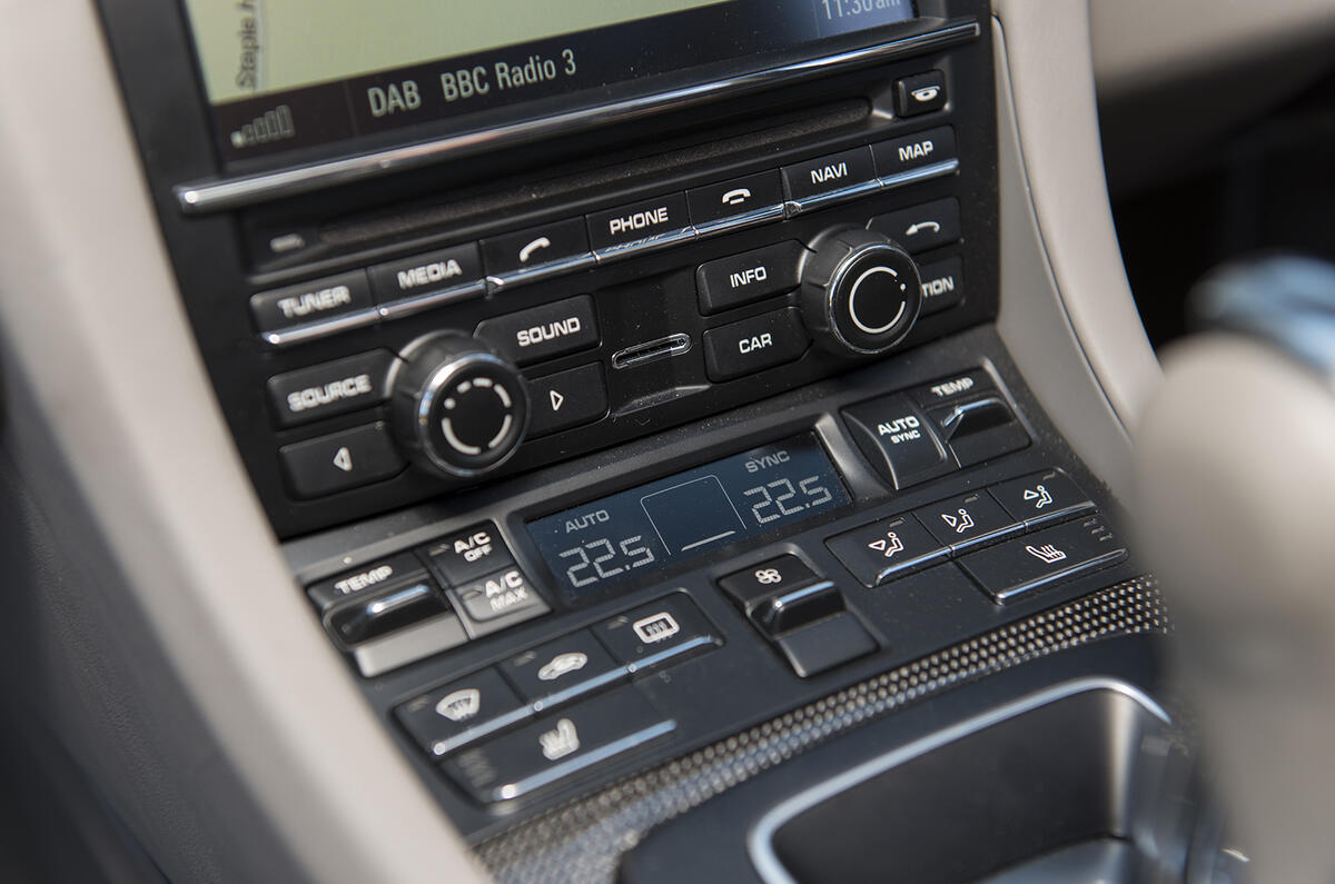 Porsche 911 Turbo centre console