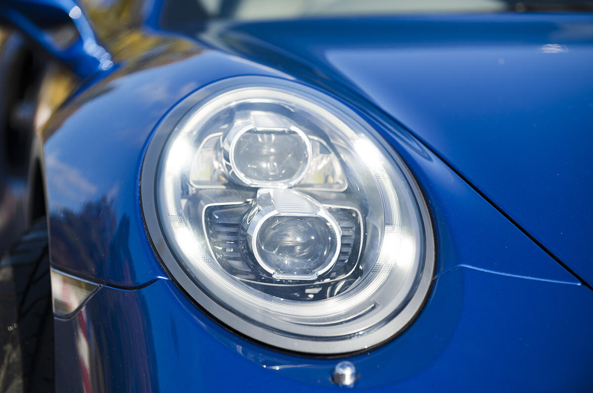 Porsche 911 Turbo bi-xenon headlights