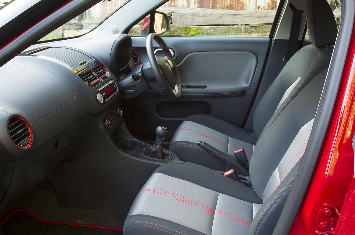 MG3 front seats