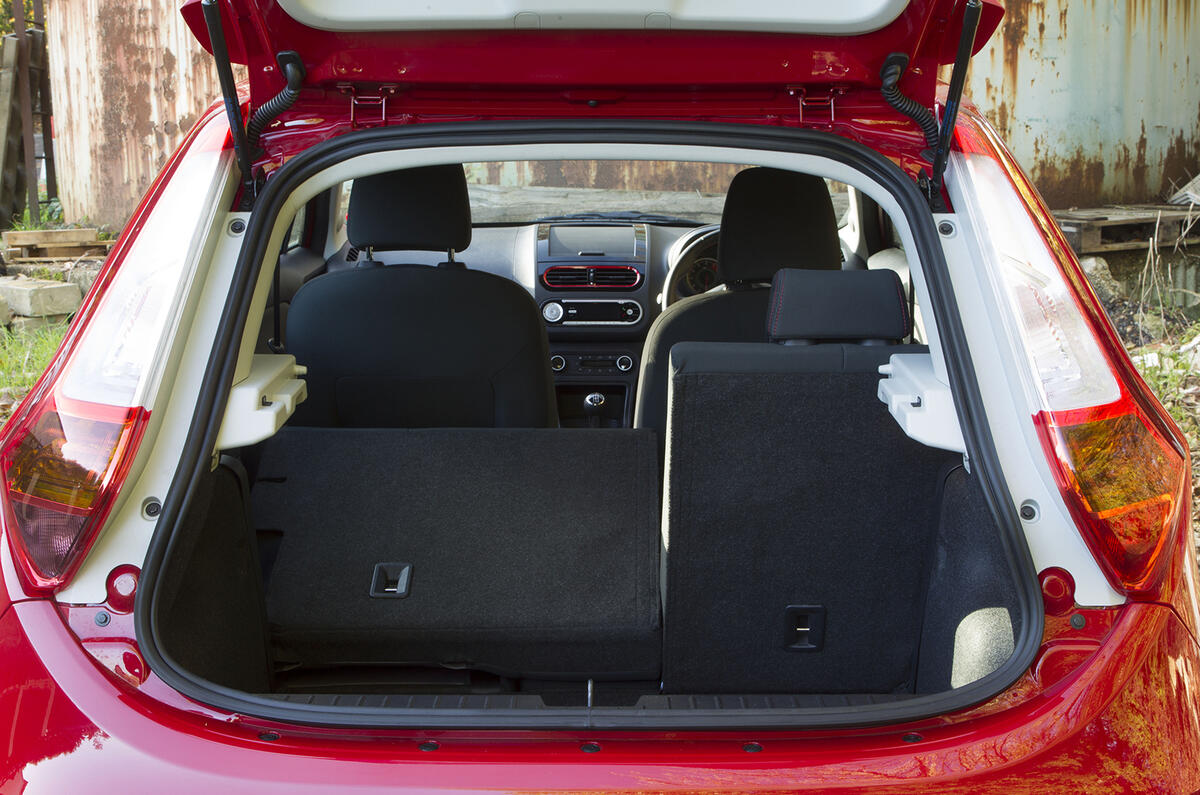 MG3 boot space