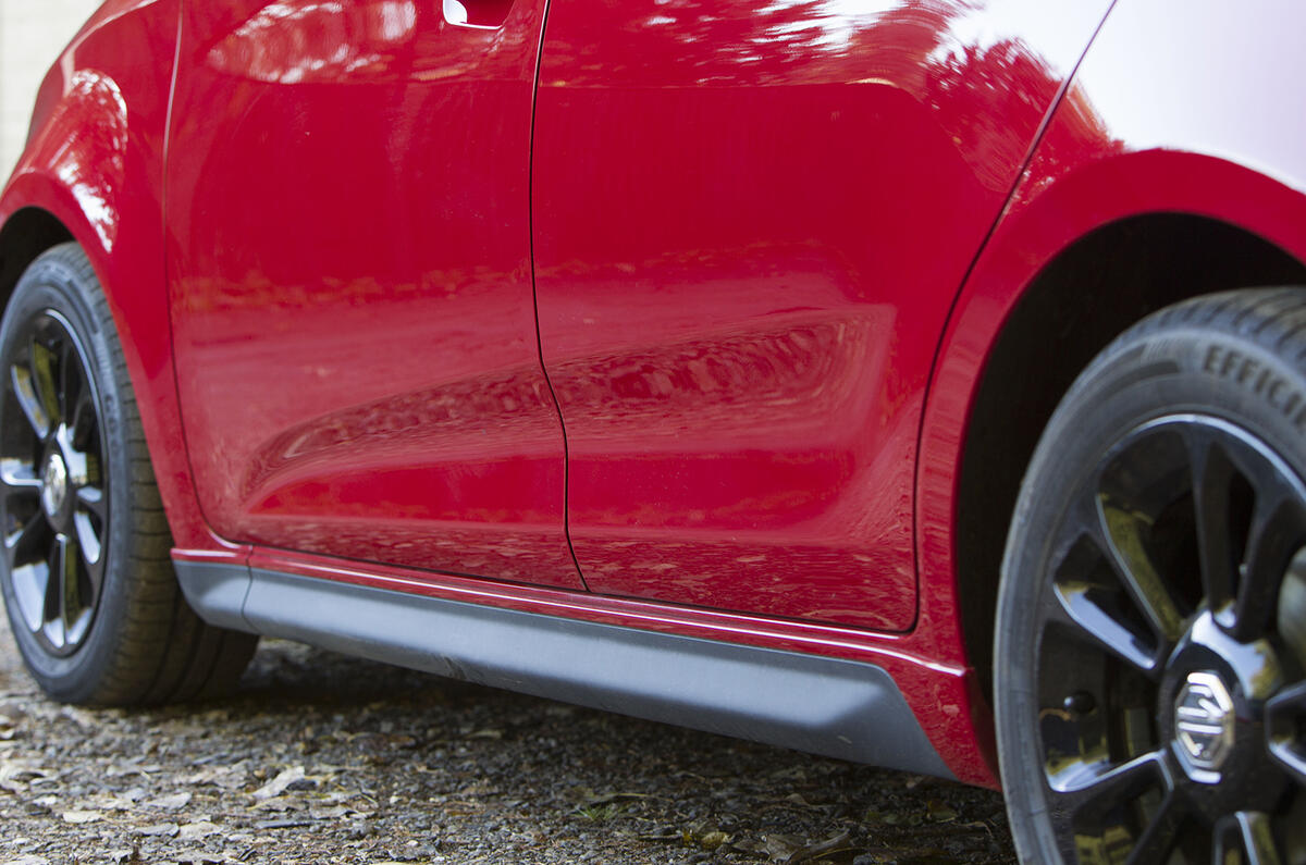 MG3 side skirts
