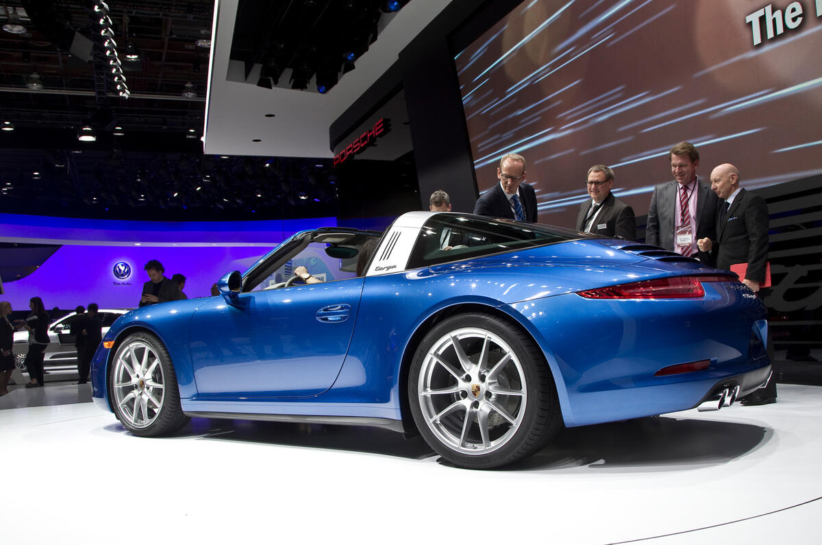 Classic roof design for new Porsche 911 Targa