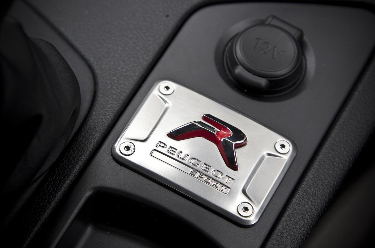 Peugeot RCZ R plaque