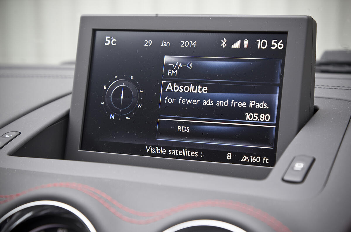 Peugeot RCZ R infotainment system
