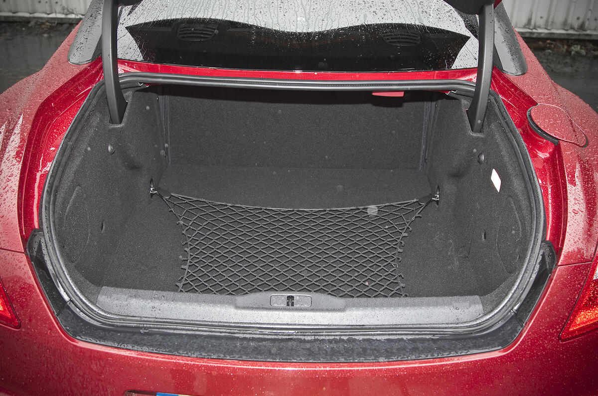 Peugeot RCZ R boot space