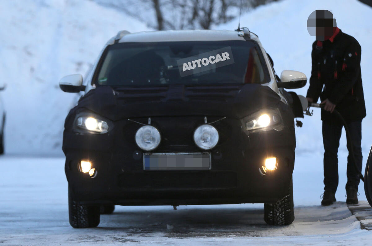 no title New Kia Sorento spotted - first pictures