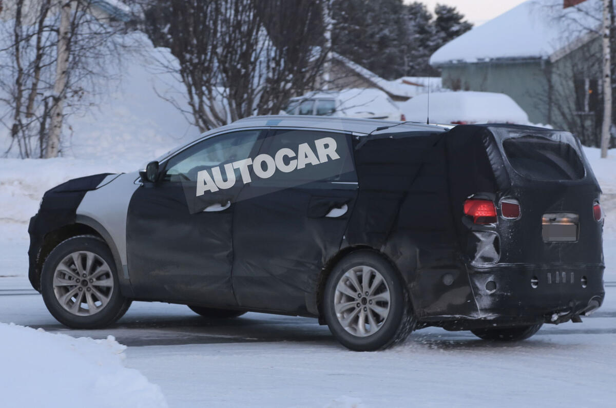 no title New Kia Sorento spotted - first pictures