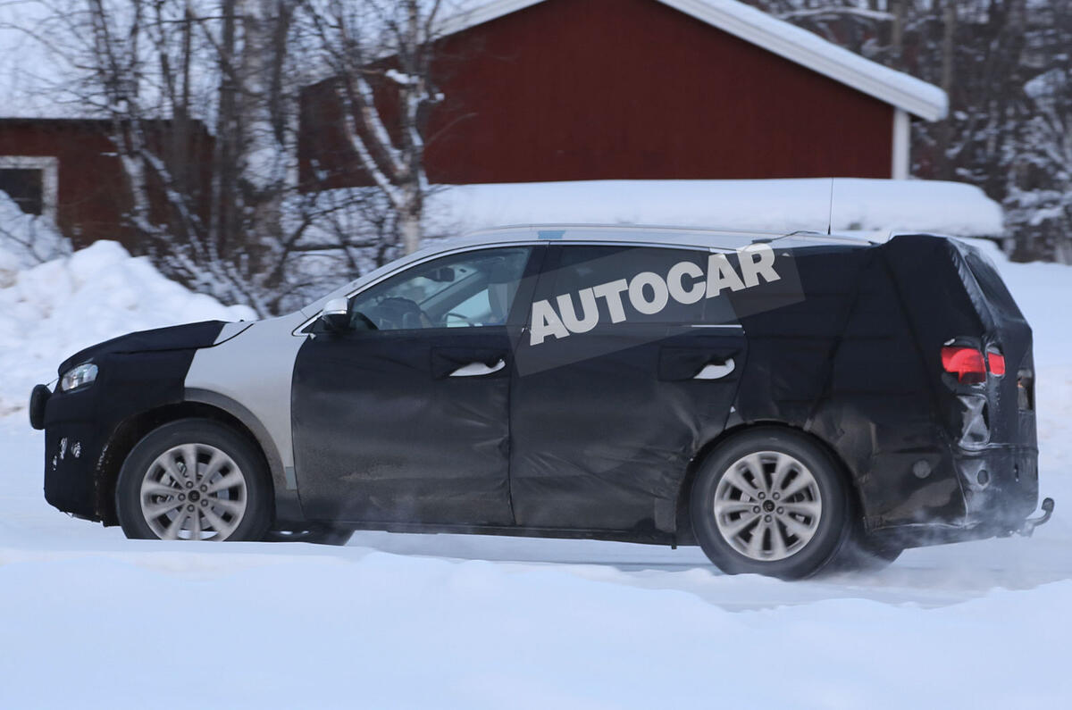 no title New Kia Sorento spotted - first pictures